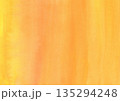 紙の質感のある柔らかな黄色とオレンジの水彩背景素材 135294248
