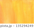 紙の質感のある柔らかな黄色とオレンジの水彩背景素材 135294249