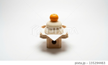 白い背景に置かれたお正月の伝統的な鏡餅と橙の飾り 135294463