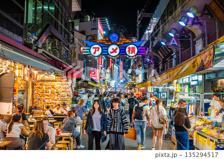 活気あふれる夜のアメ横 観光客で賑わう上野の街並み 135294517