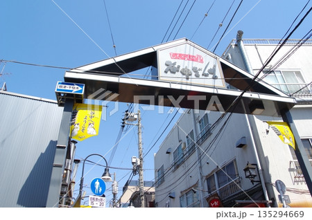 東京荒川区谷中銀座 135294669