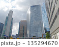都心の高層ビル 135294670