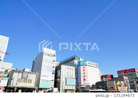 東京のオフィスビルと青空 東京のオフィスビルと青空 135294673