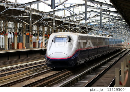 東北新幹線・福島駅を高速で通過する… E2系 135295004