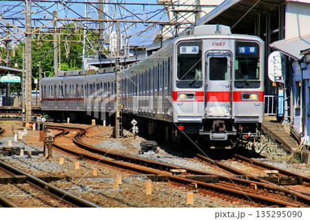 鐘ヶ淵駅にて… 通勤電車・10000系 鐘ヶ淵駅にて… 通勤電車・10000系 135295090