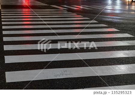 雨に濡れた夜の都会|斜め横断歩道 135295323