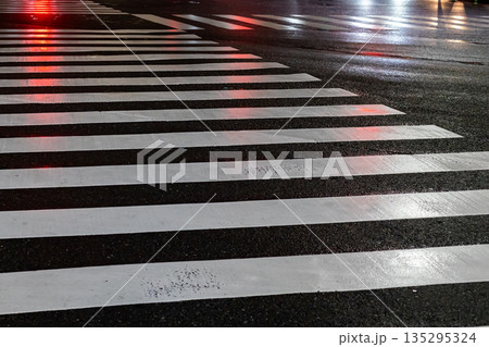 夜の雨に濡れたアスファルトと横断歩道 135295324