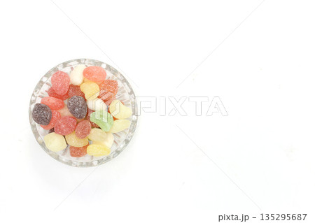 白背景のガラス容器にいれたドロップ 135295687