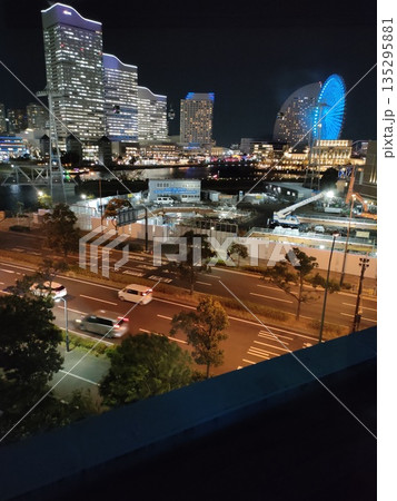 市役所から見たみなとみらいの夜景 135295881