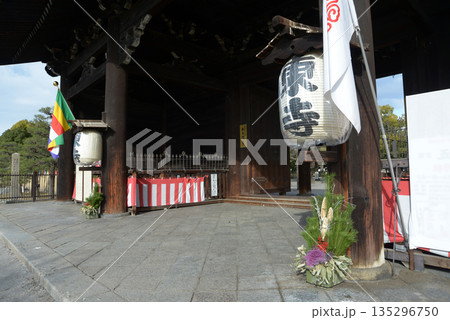 正月の東寺　南大門の正月飾り　京都市南区九条町 135296750