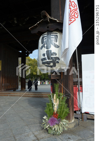 正月の東寺 南大門の正月飾り 京都市南区九条町 正月の東寺 南大門の正月飾り 京都市南区九条町 135296751