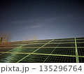 ソーラーパネル　夜空 135296764