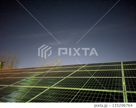 ソーラーパネル　夜空 135296764