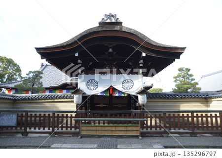 正月の東寺　勅使門の正月飾り　京都市南区九条町 135296797