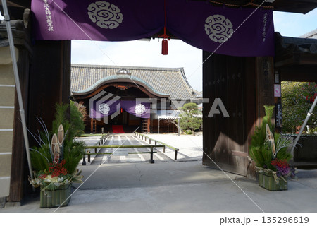 正月の東寺　本坊の門の正月飾り　京都市南区九条町 135296819