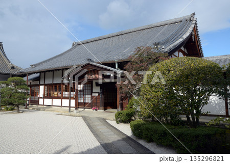 正月の東寺　本坊　京都市南区九条町 135296821