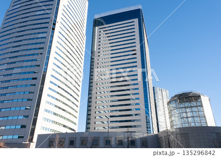 東京都豊洲駅周辺の高層ビルの風景 135296842