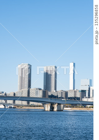 豊洲から晴海大橋方面を見た風景 135296858