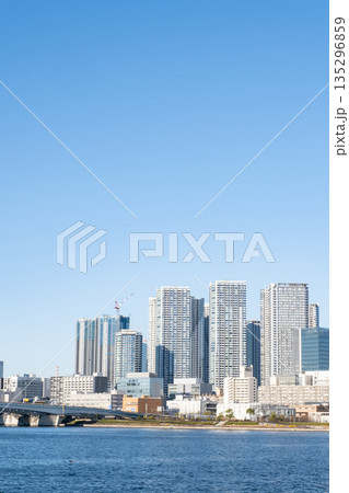 豊洲から晴海大橋方面を見た風景 135296859