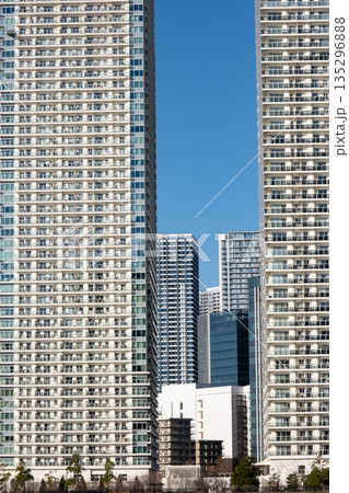 豊洲から晴海方面を見た高層ビルの風景 135296888