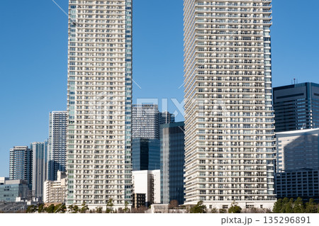 豊洲から晴海方面を見た高層ビルの風景 135296891