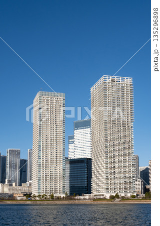 豊洲から春海方面を見た高層ビルの風景 豊洲から春海方面を見た高層ビルの風景 135296898