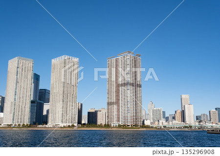 豊洲から晴海方面を見た高層ビルの風景 135296908