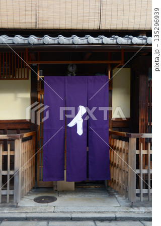 街角の風景　スケッチ写真 135296939