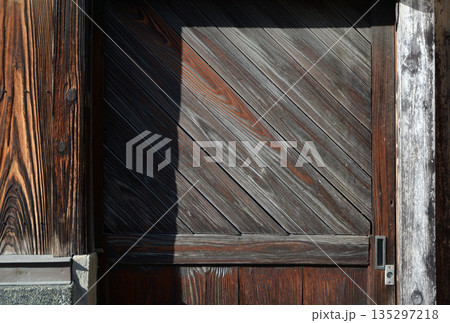 街角の風景　スケッチ写真 135297218