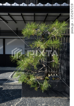 街角の風景　スケッチ写真 135297219