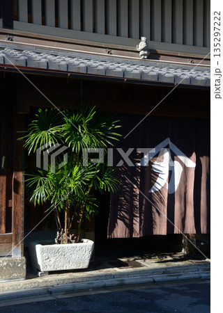 街角の風景　スケッチ写真 135297222