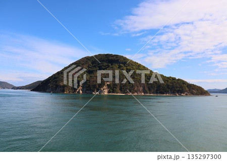 緑に包まれた孤島、静寂の楽園 135297300