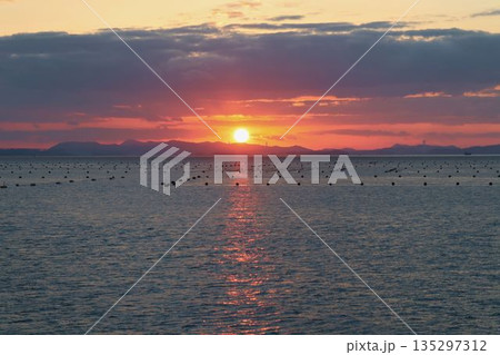 穏やかな水面に映る、夕暮れの余韻 穏やかな水面に映る、夕暮れの余韻 135297312