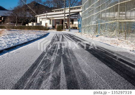 凍った雪道の轍 135297319