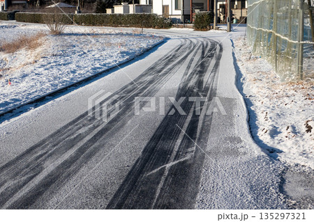 凍った雪道の轍 135297321