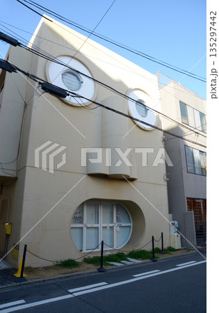 街角の風景　スケッチ写真 135297442