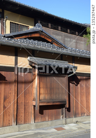 街角の風景　スケッチ写真 135297447