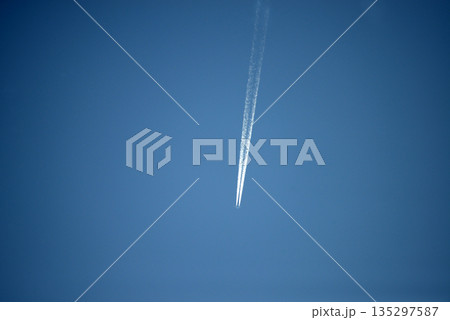飛行機雲 135297587