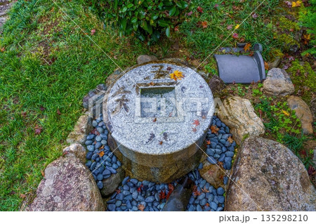 「吾唯足知」の蹲（つくばい）と紅葉 禅の心を感じる日本の庭園風景 135298210