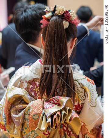 成人式で美しい着物を着た女性の後ろ姿 成人式で美しい着物を着た女性の後ろ姿 135298340