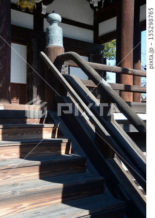 妙顕寺　本堂欄干と階段　京都市上京区妙顕寺前町 135298765