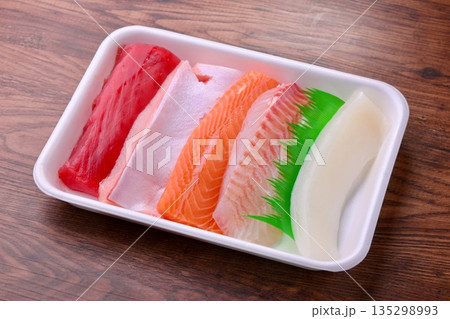 お刺身用の柵(さく)、マグロ・鮪、ハマチ、サーモン、鯛、イカ。 お刺身用の柵(さく)、マグロ・鮪、ハマチ、サーモン、鯛、イカ。 135298993