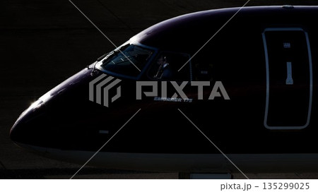 フジドリームエアラインズ(FDA)の旅客機エンブラエル175の機首部分（シルエット） 135299025