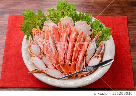 正月料理、ズワイガニ、ずわい蟹、ズワイ蟹、ずわいがに、脚ハーフカット。シーフード料理。 135299036