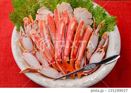 正月料理、ズワイガニ、ずわい蟹、ズワイ蟹、ずわいがに、脚ハーフカット。シーフード料理。 135299037