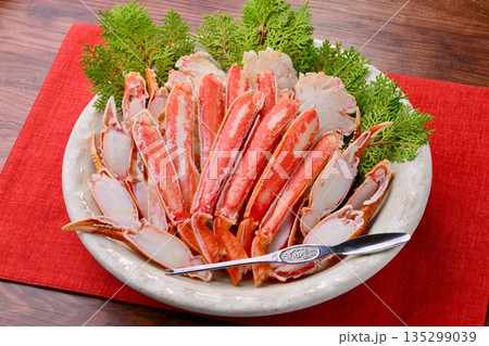 正月料理、ズワイガニ、ずわい蟹、ズワイ蟹、ずわいがに、脚ハーフカット。シーフード料理。 135299039