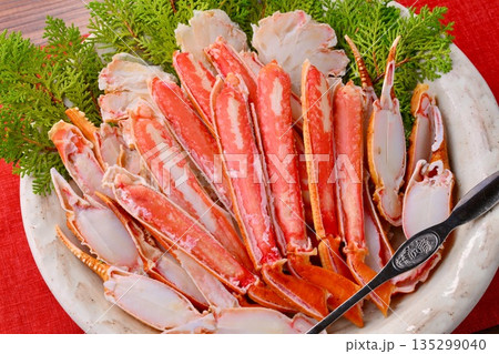 正月料理、ズワイガニ、ずわい蟹、ズワイ蟹、ずわいがに、脚ハーフカット。シーフード料理。 135299040