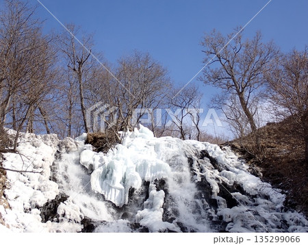凍てついた滝 135299066
