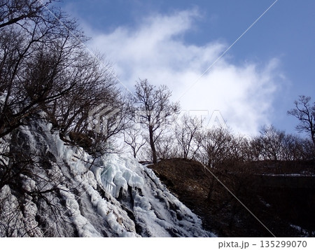 凍てついた滝 135299070