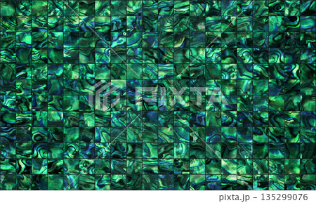 真珠色の光沢が美しい、日本の伝統工芸「螺鈿細工」の格子模様 135299076